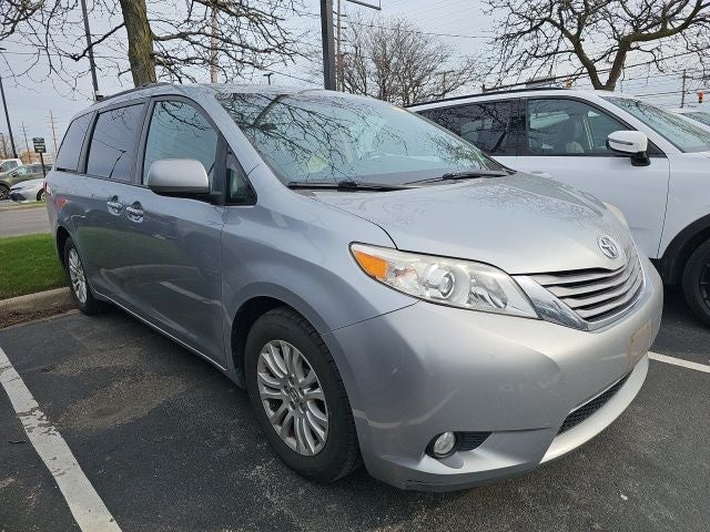 2015 Toyota Sienna XLE 8 Passenger